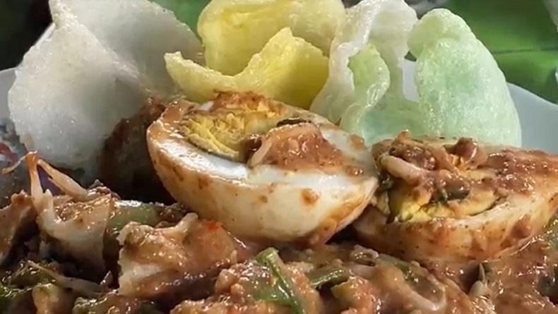 Lezatnya Kuliner Gado-gado Dipadu Oncom Goreng Kriuk di Banjarnegara