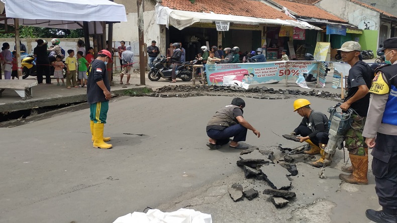 Jalan Cibolerang Bandung Tak Bisa Dilalui Pascaambles, Perbaikan Minta Dipercepat