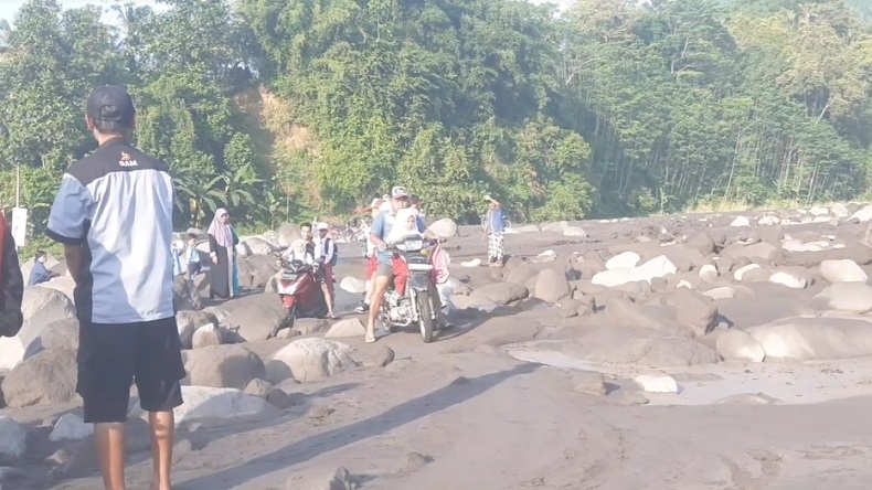 title Jembatan Diterjang Banjir Lahar Dingin Semeru, Warga Sumberlangsep Candipuro Terisolasi Jembatan Diterjang Banjir Lahar Dingin Semeru, Warga Sumberlangsep Candipuro Terisolasi