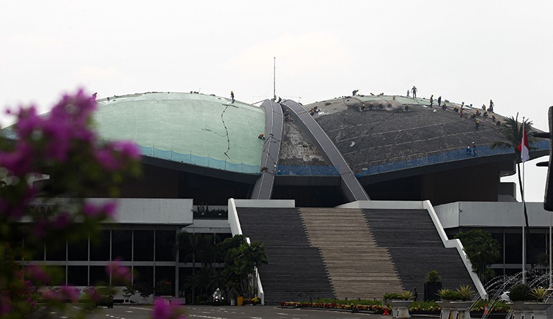 Progres Perbaikan Atap Gedung Kura-Kura DPR yang Telan Biaya Rp4,5 M - Bagian 2