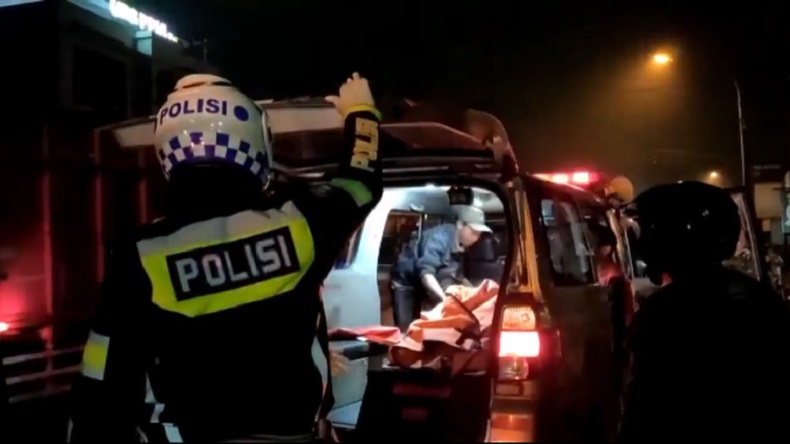 Pemotor Boncengan di Mojokerto Tabrak Truk Sepulang dari Tempat Hiburan Malam, 1 Tewas