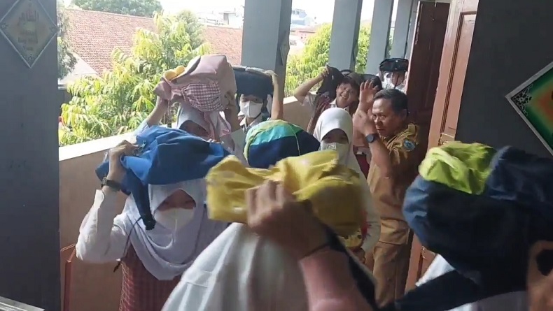 Gempa Guncang Tasikmalaya, Siswa SD Berhamburan Keluar Kelas, Lindungi Kepala dengan Tas