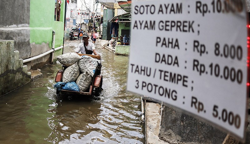 Kawasan Pesisir Jakarta Diterjang Banjir Rob Diperkirakan hingga 13 Desember - Bagian 2