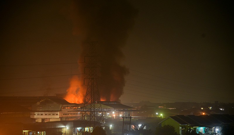 Kebakaran Gudang Pabrik Sarung Tangan di Deli Serdang - Bagian 2
