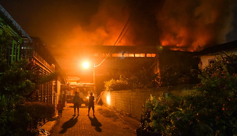 Kebakaran Gudang Pabrik Sarung Tangan di Deli Serdang - Bagian 1
