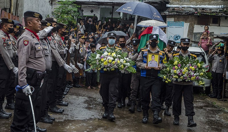 Haru, Tangisan Anak Istri Polisi Korban Bom Bunuh Diri Iringi Pemakaman - Bagian 2