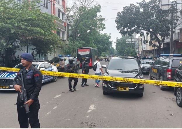 Warga Dilarang Dokumentasikan Bom Bunuh Diri Di Mapolsek Astana Anyar ...