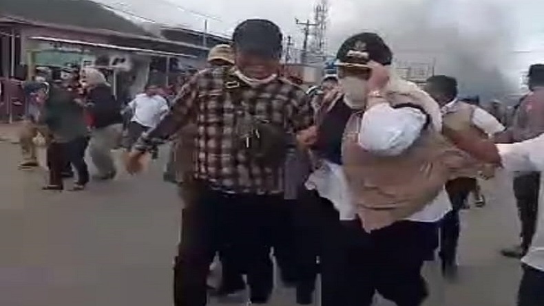 Ngeri, Bupati Karawang Disambut Lemparan Batu saat Datangi Pedagang Pasar