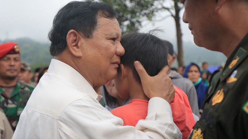 Saat Prabowo Kecup Sayang Anak-Anak Korban Gempa Cianjur