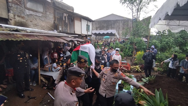 title  Jenazah Aipda Sofyan Dimakamkan di TPU Sukahaji Bandung, Tangis Keluarga Pecah  Jenazah Aipda Sofyan Dimakamkan di TPU Sukahaji Bandung, Tangis Keluarga Pecah