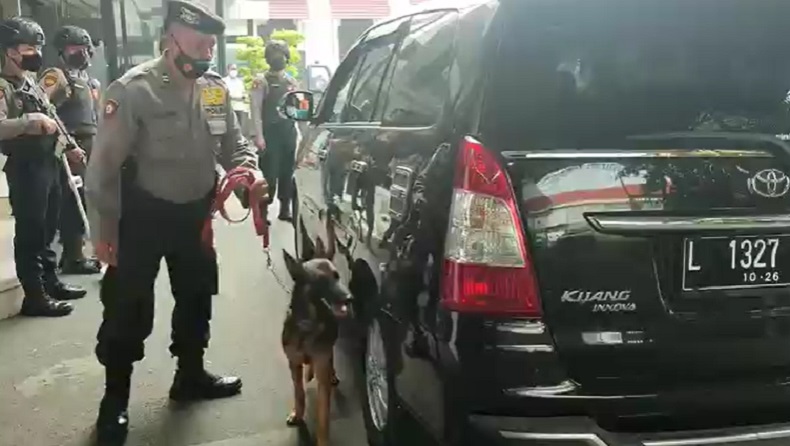 Cegah Bom Bunuh Diri, Polrestabes Surabaya Dijaga Ketat Libatkan Anjing K-9