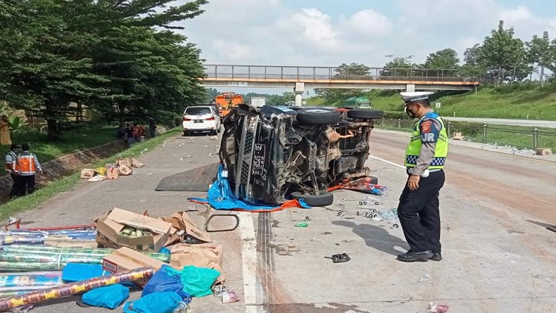 Brak, Pikap Angkut Bantuan Gempa Cianjur Terbalik di Tol Cipali, 1 Tewas