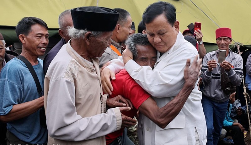 Momen Prabowo Peluk dan Cium Korban Gempa Cianjur - Bagian 1