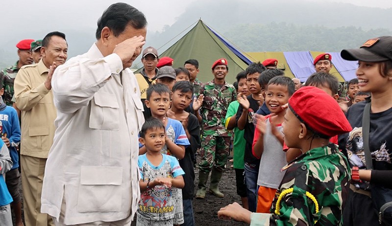 Momen Prabowo Peluk dan Cium Korban Gempa Cianjur - Bagian 4