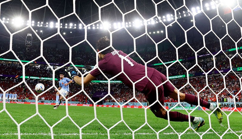 Foto-Foto Kiper Yassine Bounou Benteng Penjaga Gawang Maroko - Bagian 2