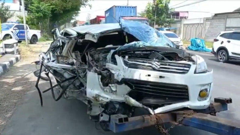 Adu Banteng Lawan Truk Kertas di Mojokerto, Minibus Ringsek Tak Berbentuk