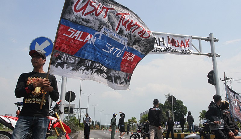 Aparat Penegak Hukum Dinilai Lambat, Aremania Blokade Jalan Tol Selama 135 Menit - Bagian 1