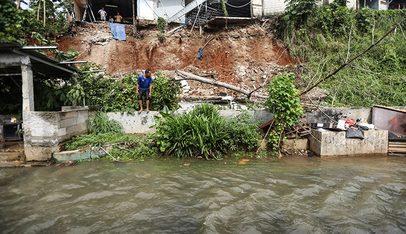 Perumahan Pondok Tirta Mandala Depok Banjir akibat Longsor Menutup Kali - Bagian 1