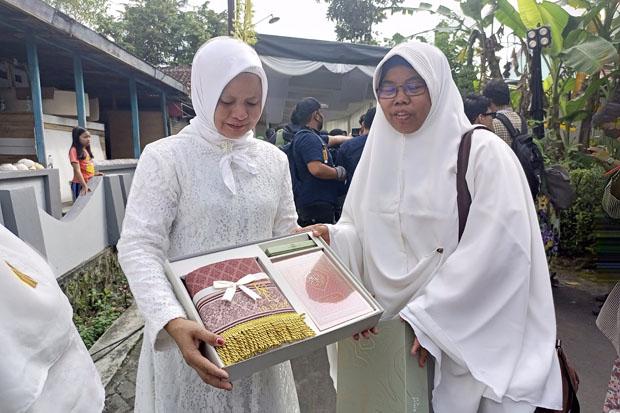 title Ibu-Ibu Pengajian Pernikahan Kaesang-Erina Bawa Pulang Bingkisan, Ternyata Ini Isinya Ibu-Ibu Pengajian Pernikahan Kaesang-Erina Bawa Pulang Bingkisan, Ternyata Ini Isinya
