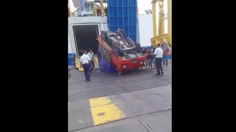 Mobil Pikap Muatan Pisang Terbalik saat Masuk Kapal di Bakauheni