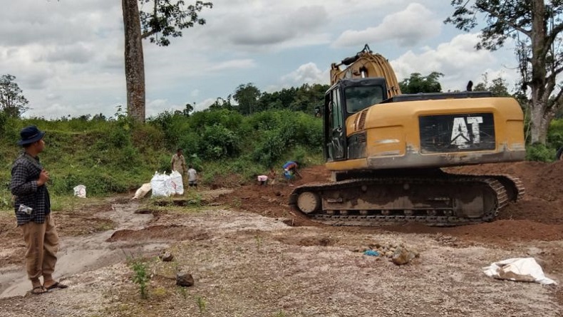 Warga Berebut Batu Apung di Bekas Galian Area Sirkuit Motor Cross di Loteng