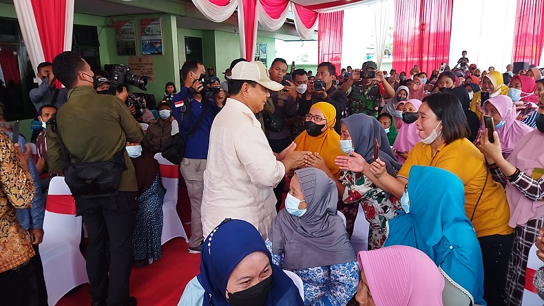 Salurkan Bantuan, Menhan Prabowo Diajak Foto Bareng Emak-emak Turen Malang