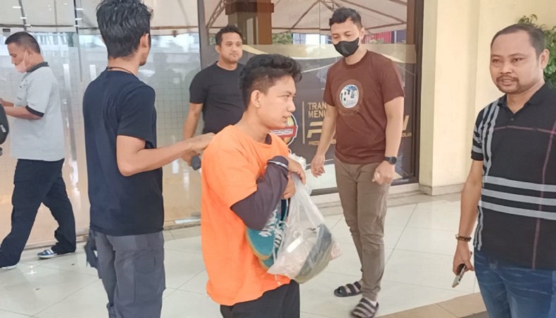 Paket Ditinggal di Motor, Kurir Paket Ini Malah Asyik Nyabu di Kampung Bahari