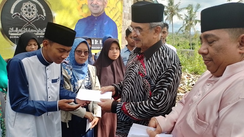 Presiden DMDI Bantu 85 Guru Ngaji dan 35 Sekolah Agama Korban Gempa Cianjur