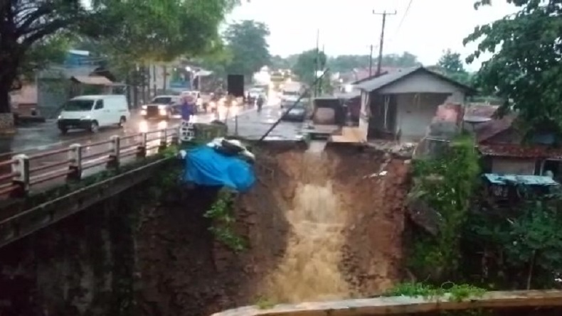 title Tembok Jembatan Cianting Longsor, Warga Minta Truk Dialihkan ke Tol Cipularang Tembok Jembatan Cianting Longsor, Warga Minta Truk Dialihkan ke Tol Cipularang