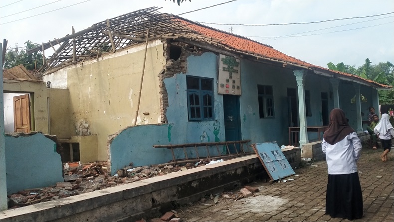 Hujan Disertai Angin Kencang Robohkan Madrasah di Indramayu, KBM Dialihkan