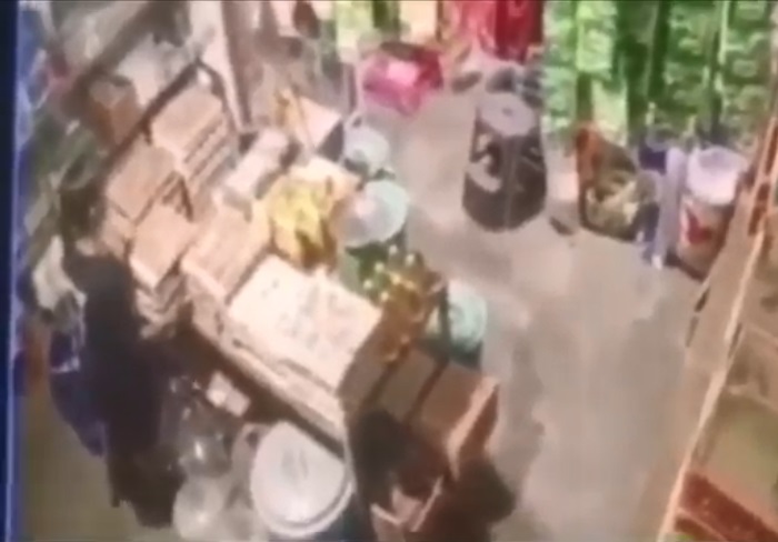 Tak Ambil Uang, Pencuri di Padang Kini Incar Telur! Aksinya Terekam CCTV