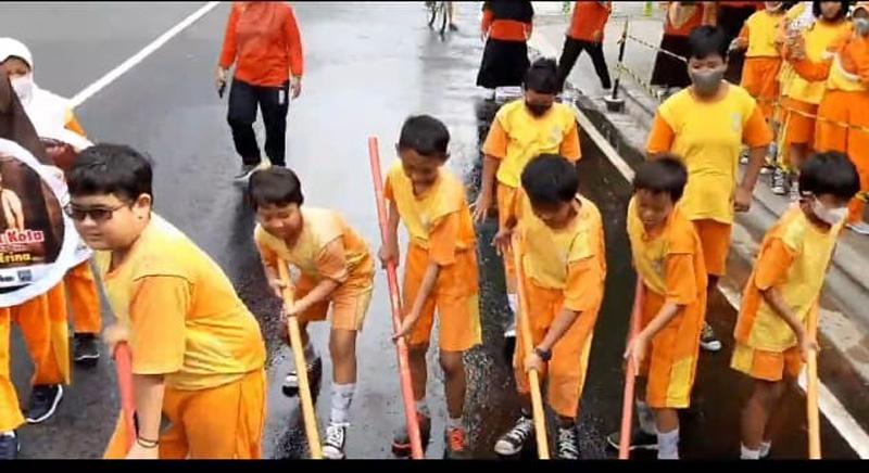 Mangayubagyo Pernikahan Kaesang-Erina, Puluhan Siswa SD Ngepel Jalan Pintu Masuk Mangkunegaran