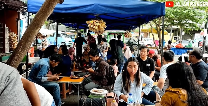 Suasana lokasi Tahu Gejrot Bang Jack. (Foto: YouTube Jajan Ranger)