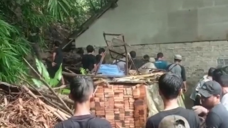 Tebing Longsor di Jatiluhur Purwakarta Terjang Rumah Warga, 1 Anak Tewas Tertimbun