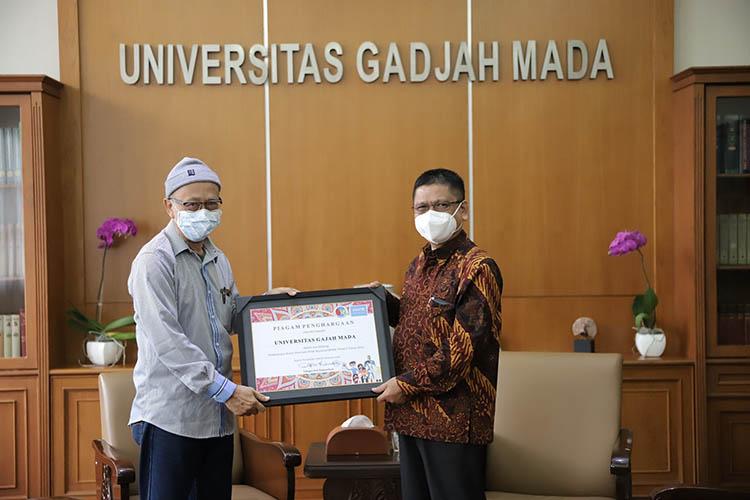 Dukung Pelaksanaan Bulan Imunisasi Anak Nasional, UGM Raih Penghargaan dari Unicef