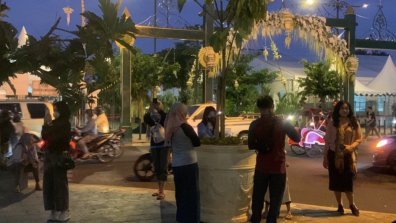 Hiasan Janur Pernikahan Kaesang dan Erina di Dekat Pura Mangkunegaran Jadi Ajang Selfie Warga Hiasan Janur Pernikahan Kaesang dan Erina di Dekat Pura Mangkunegaran Jadi Ajang Selfie Warga