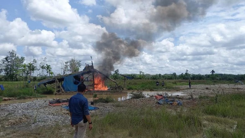 Tertibkan Tambang Ilegal di Merangin, Polisi Bakar 12 Dompeng dan Tangkap 2 Orang