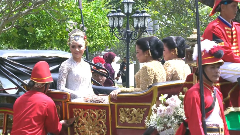 Erina Gudono Naik Kereta Kencana Menuju Pendopo Agung Royal Ambarrukmo