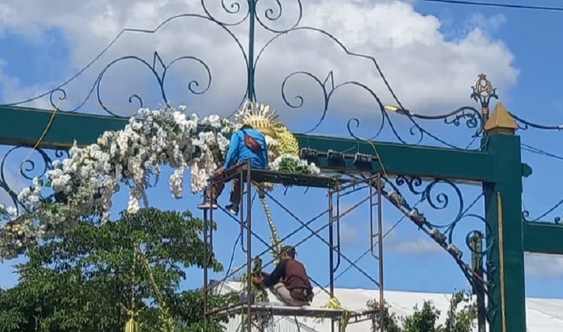 Gapura Pura Mangkunegaran Dihiasi Bunga Cantik Jelang Resepsi Kaesang-Erina