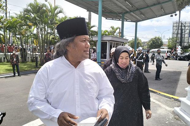 title Hadiri Akad Nikah Kaesang-Erina, Gus Muwafiq Doakan Kedua Mempelai Selalu Rukun Hadiri Akad Nikah Kaesang-Erina, Gus Muwafiq Doakan Kedua Mempelai Selalu Rukun