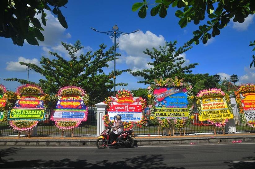 Karangan Bunga Ucapan Selamat Pernikahan Kaesang-Erina Penuhi Kawasan Pura Mangkunegaran Solo - Bagian 3