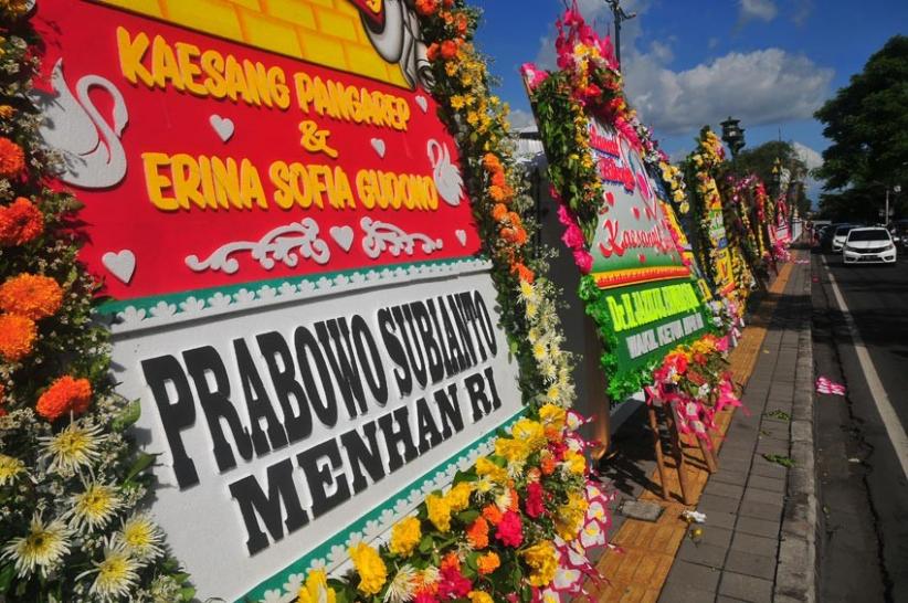 Karangan Bunga Ucapan Selamat Pernikahan Kaesang-Erina Penuhi Kawasan Pura Mangkunegaran Solo - Bagian 2