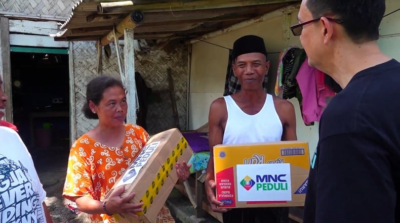 Terima Bantuan MNC Peduli, Pasutri Korban Erupsi Gunung Semeru Semringah