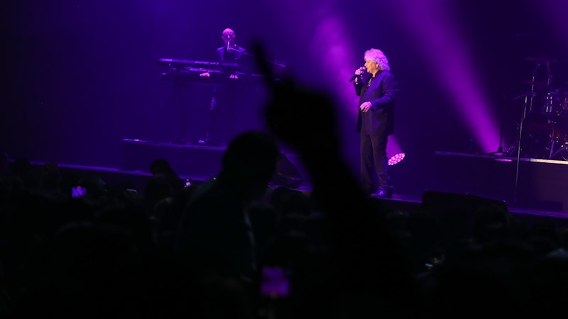 Konser Air Supply Bawa 15 Lagu Hibur Penggemar  - Bagian 2