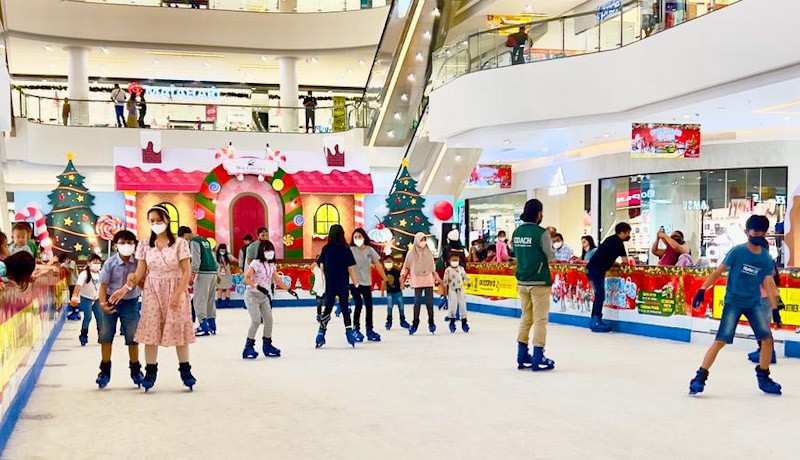 Serunya Bermain Ice Skating di Mal Ciputra Tangerang Bertema Christmas on Ice - Bagian 1