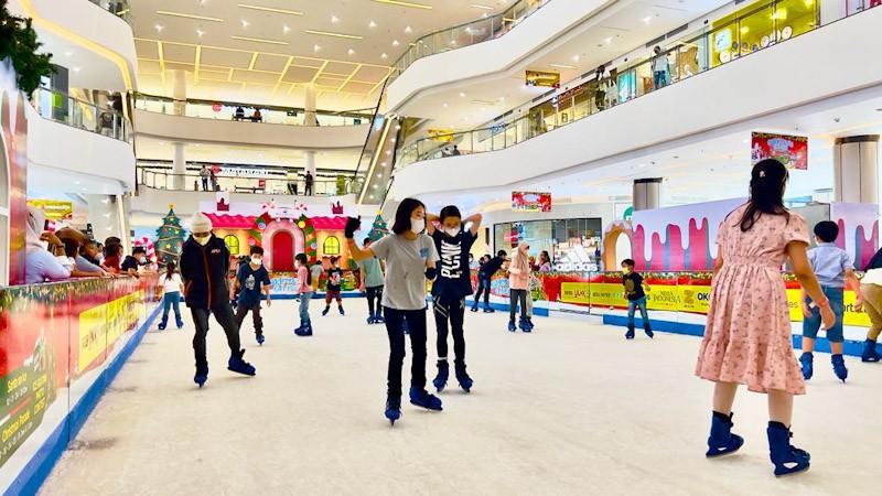 Serunya Bermain Ice Skating di Mal Ciputra Tangerang Bertema Christmas on Ice - Bagian 2