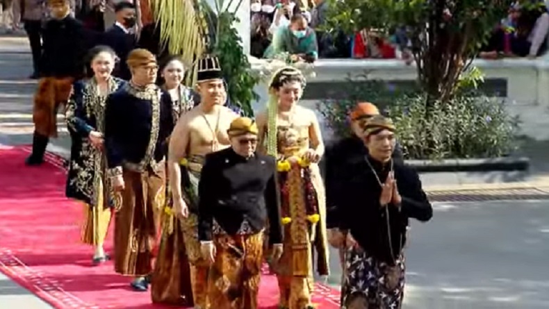Penampilan Kaesang-Erina dengan Baju Adat Pengantin Solo
