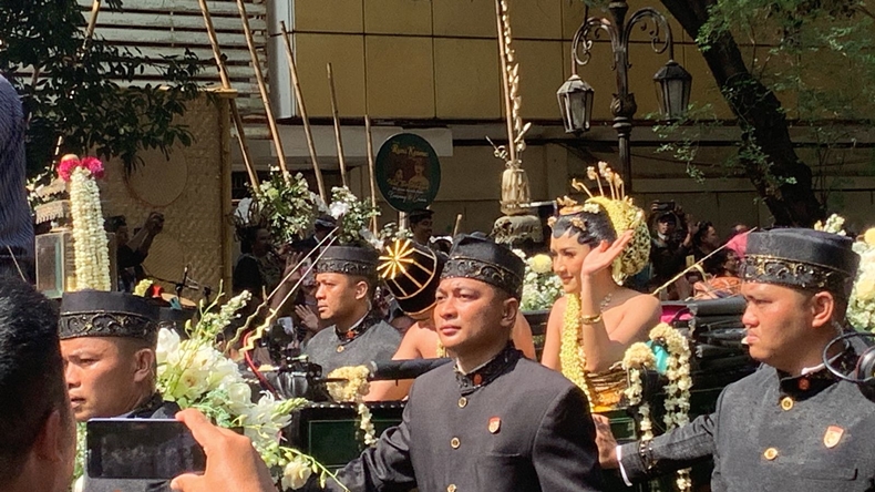 Momen Kirab Kaesang-Erina Disaksikan Langsung, Warga: Mbak Erina Cantik Banget