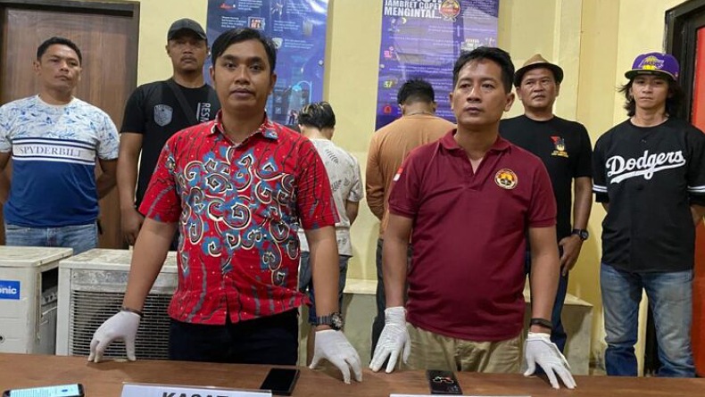 title 2 Pria Manado Curi Outdoor AC Gereja, Aksinya Viral di Sosmed 2 Pria Manado Curi Outdoor AC Gereja, Aksinya Viral di Sosmed