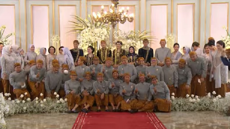 Momen Menteri Kabinet Indonesia Maju Foto dengan Kaesang-Erina